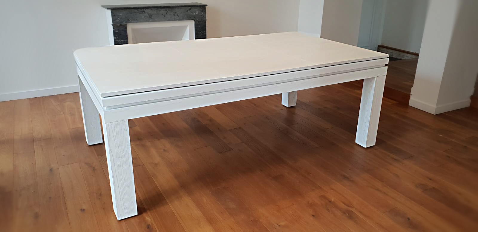 La table design transformable en billard élégant blanc NEW TENDANCE T se fond en harmonie dans la sobriété de la pièce. Il vous plaît ? Il suffit d'acheter un billard transformable en table